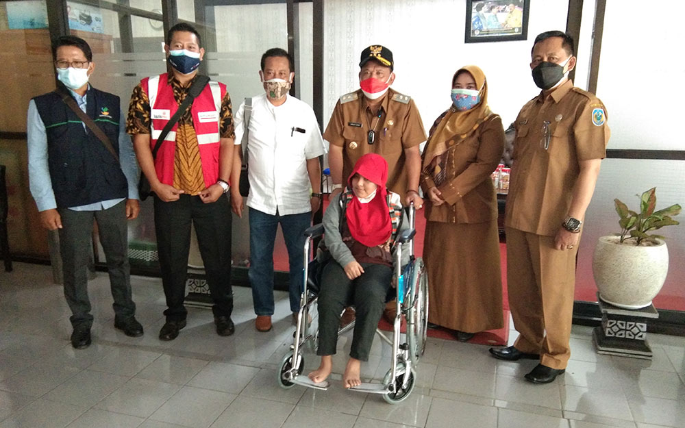 Plt Bupati Nganjuk Marhaen Djumadi didampingi Corporation Communication Regional Manager PT Sumber Alfaria Trijaya M. Faruq Asrori saat menyerahkan secara simbolis bantuan kursi roda. foto: BAMBANG/ HARIAN BANGSA