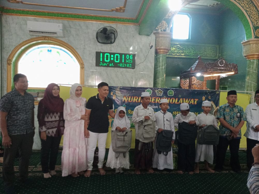PT Anugerah Jaya Megah saat menyerahkan bantuan ke Yayasan Nurul Islam