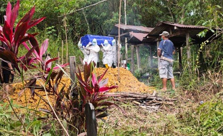 Prosesi pemakaman jenazah covid-19 yang dilakukan dengan protokol kesehatan yang sangat ketat.