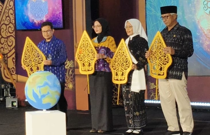(dari kiri)Kepala Perwakilan BI Kediri, Yayat Cadarajat,  Wali kota Kediri Vinanda Prameswati, Wakil Bupati Kediri Dewi Mariya Ulfa dan Wakil Wali Kota Kediri, Gus Qowim saat membuka KKM. Foto: Muji Harjita/BANGSAONLINE
