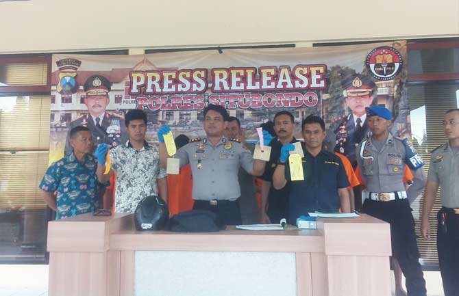 Polres Situbondo saat memamerkan 8 tersangka dan barang buktinya