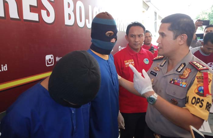 Kapolres AKBP Ary Fadli saat menginterogasi kedua tersangka.