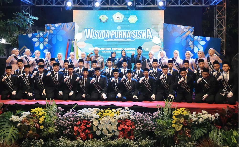 Bupati Ikfina berswa foto dengan para wisudawan SMK Pesantren Terpadu Kampus 2.