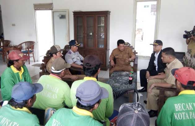 Pemkot Pasuruan mengumpulkan pengemudi becak untuk dilakukan pembinaan.