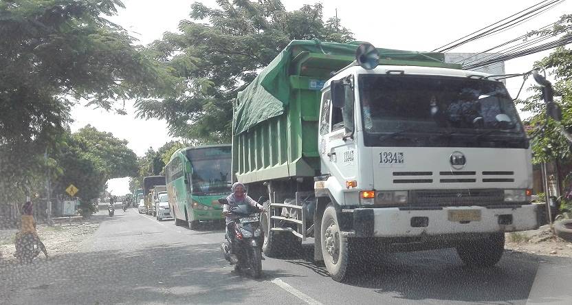 Truk pemuat galian C saat beraktivitas. foto: syuhud/ BANGSAONLINE
