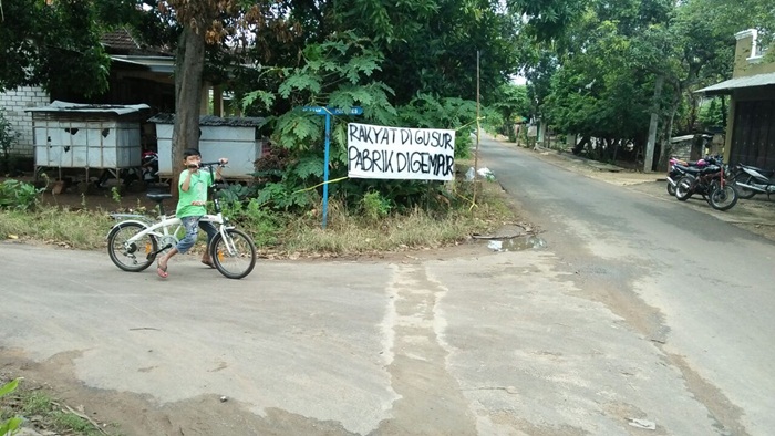 Tampak salah satu banner bertuliskan penolakan terhadap berdirinya kilang minyak New Grass Root Refinery (NGRR) tersebut, Minggu (11/2).