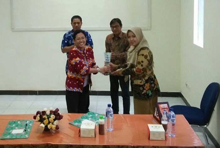 Jabat tangan usai penandatanganan MoU.