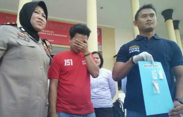 Tersangka saat dirilis di Mapolrestabes Surabaya.