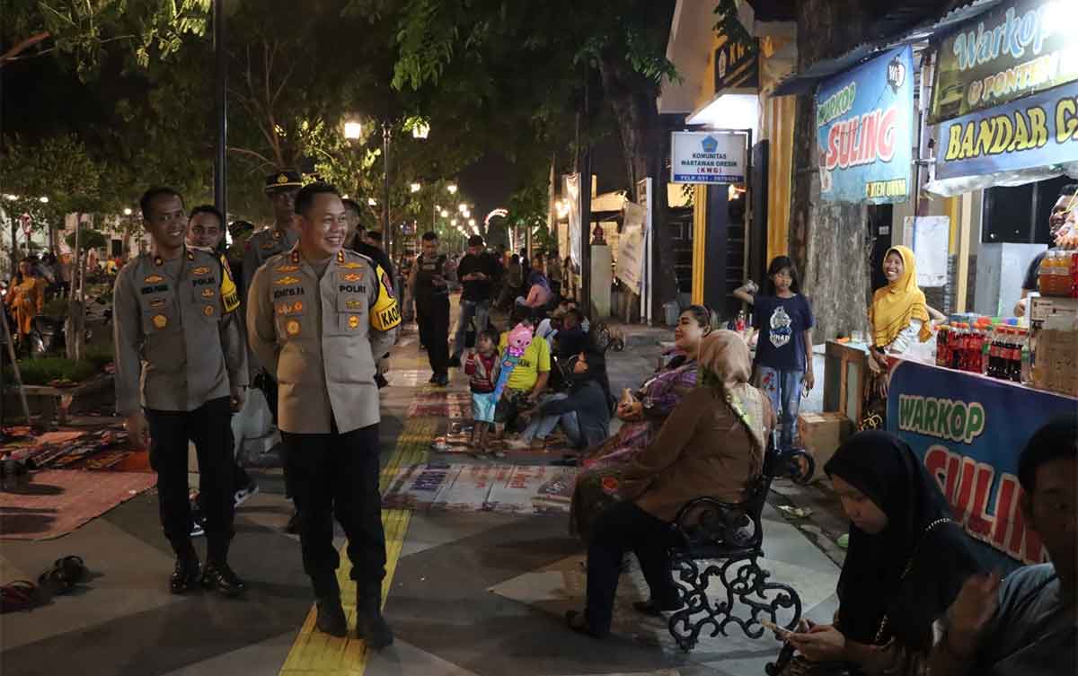 Kapolres Gresik, AKBP Adhitya Panji Anom, melakukan patroli malam pergantian tahun baru 2024 di kawasan Bandar Grissee. Foto: Ist
