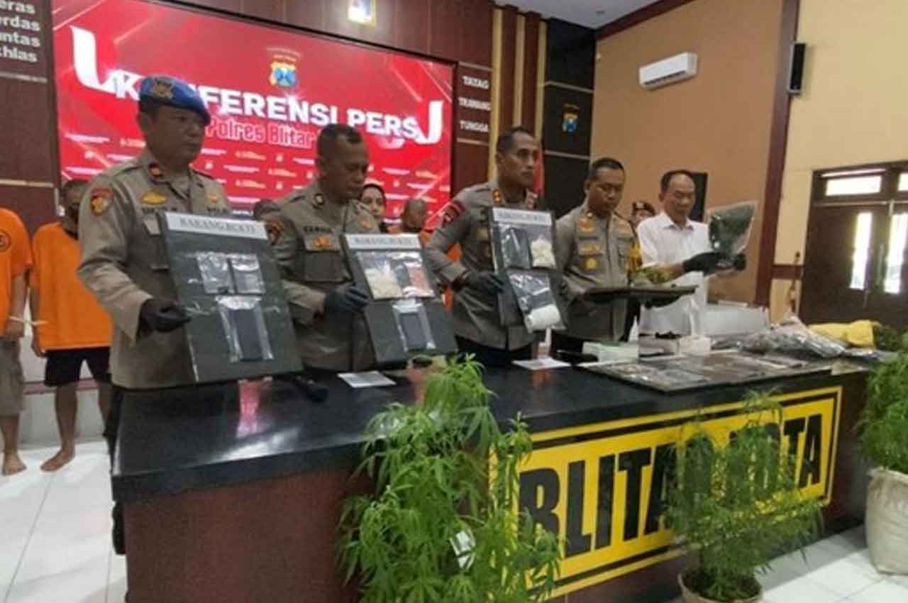 Barang bukti beberapa pohon ganja hingga ganja kering yang dimiliki oleh SA. Foto: Ist.