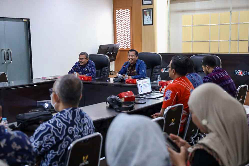 Pj. Sekretaris Daerah Kota Kediri, Ferry Djatmiko (nomor 2 dari kiri) bersama Kepala Dinas Kominfo Kota Kediri, Ronny Yusianto (kiri) saat memimpin rapat. (Ist)