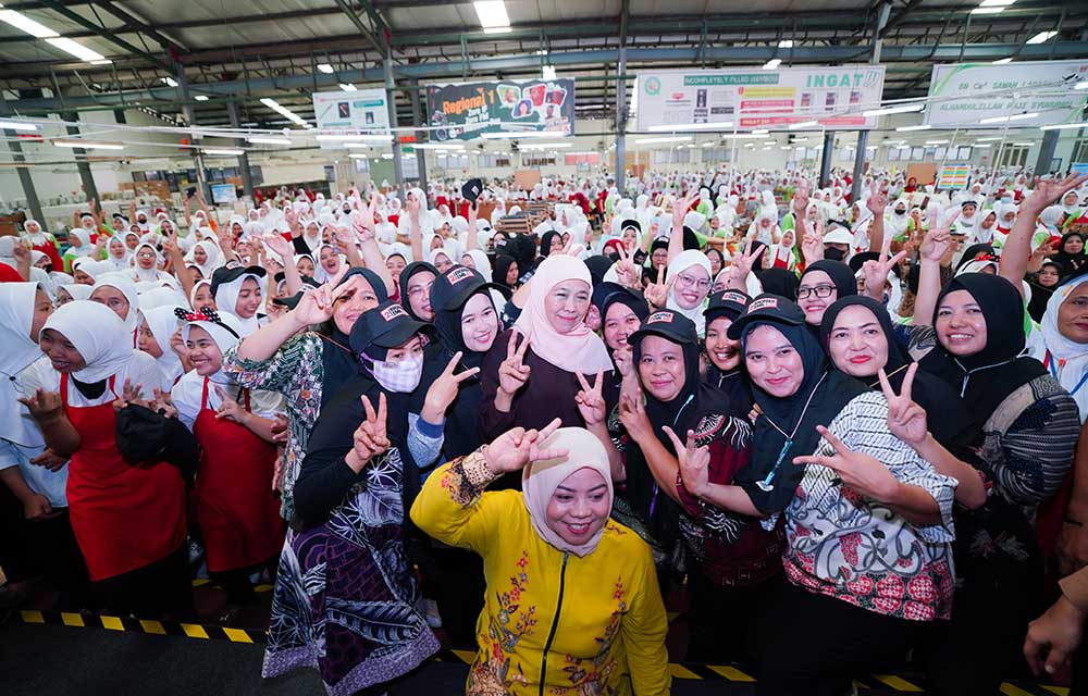 Sapa Ribuan Pekerja MPS Prigen, Khofifah Ajak Shalawatan dan Motivasi Jadi Perempuan Sukses