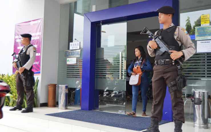 SIAGA. Tampak sejumlah anggota Sabhara Polres Bojonegoro sedang bersiaga di depan salah Bank. Foto: Eky Nurhadi/BANGSAONLINE