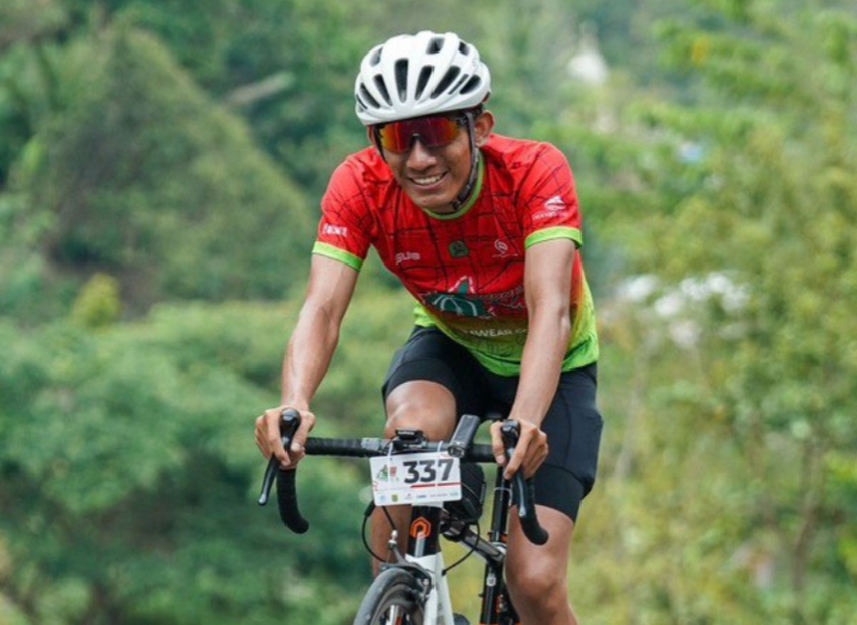 Satria saat berolahraga dengan bersepeda.