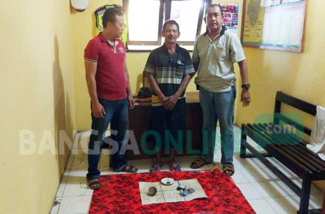 Pelaku saat diamankan di Mapolsek Singgahan bersama barang bukti. foto: AHMAD/ BANGSAONLINE