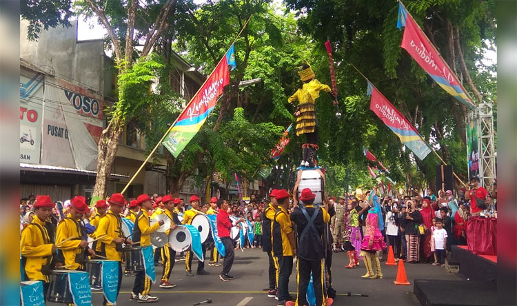 Suasana Kirab Budaya dalam rangka memperingati Hari Jadi Kabupaten Pamekasan ke-489.