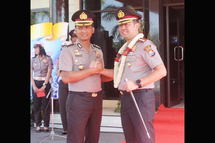 Prosesi Upacara Pedang Pora sambut kedatangan Kapolres Nganjuk yang baru AKBP Dewa Nyoman Nanta Wiranta. Tampak AKBP Joko Sadono (kiri) memberikan ucapan selamat datang kepada Kapolres yang baru tersebut. Foto: BAMBANG DJ/BANGSAONLINE