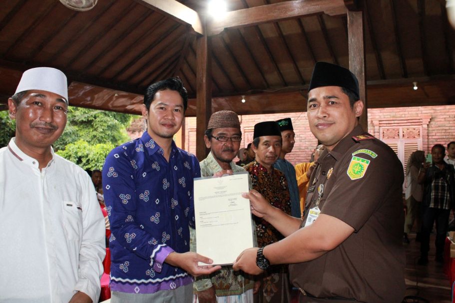 Kejaksaan dan BPN saat membagikan sertifikat tanah wakaf melalui program Jaksa Peduli Tanah Wakaf. Foto : Andi Sirajudin/BANGSAONLINE