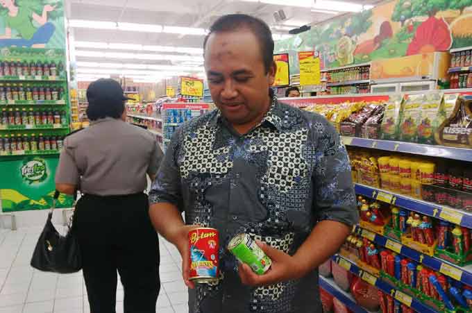 Petugas saat memeriksa makanan kaleng dalam kemasan di salah satu pusat perbelanjaan di Kota Kediri. (foto: arif kurniawan/BANGSAONLINE)