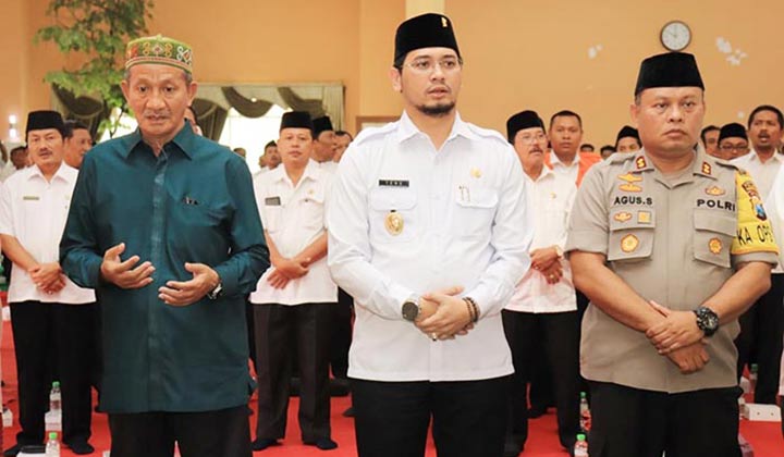 Pengasuh Ponpes Bumi Shalawat Tulangan Sidoarjo, KH. Agoes Ali Masyhuri bersama Plt. Wali Kota Pasuruan Raharto Teno Prasetyo.