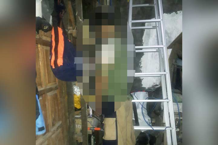 Korban ditemukan dalam keadaan menggantung dengan seutas tali.