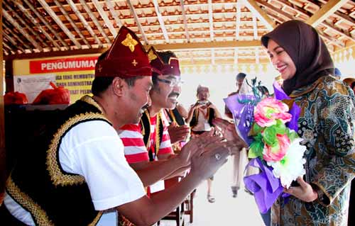 Bupati Probolinggo disambut panitia Pilkades. foto: andi sirajudin/BANGSAONLINE