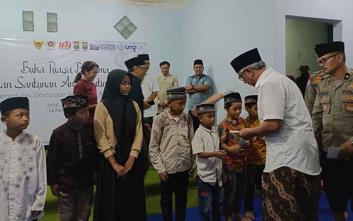 Wakil Wali Kota Kediri saat membagikan santunan kepada anak yatim piatu. 