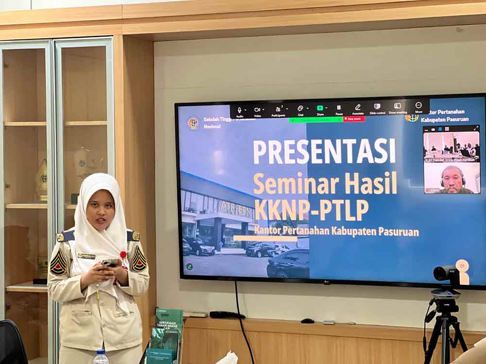 Salah satu peserta seminar KKNP-PTLP saat mempresentasikan hasil KKNP-PTLP selama enam bulan di lingkungan Kantah Pasuruan. (Ist)
