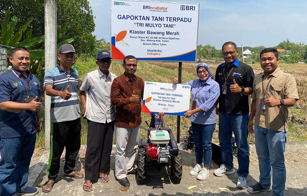 Gapoktan Tri Mulyo Tani Bawang Merah Desa Ngadirejo, Kecamatan Widang, saat menerima bantuan traktor dari BRI Tuban.