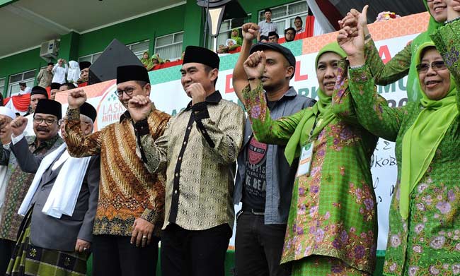 Khofifah Didampingi Didampingi Kiai, Menag, Gubernur Jatim, Wali Kota Malang, saat mendeklarasikan Laskar Anti Narkoba. foto: iwan irawan/ BANGSAONLINE