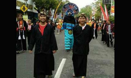 Emil Dardak dan Nur Arifin memimpin arak-arakan pawai.