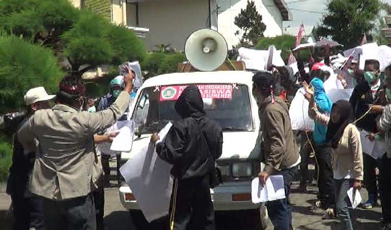 RICUH: Suasana saat demo mahasiswa STKIP PGRI Sumenep berlangsung. foto: rahmatullah