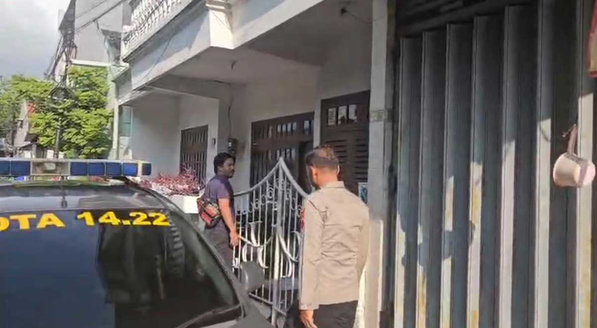 Petugas dari Polsek Gresik Kota ketika olah TKP kasus curanmor di rumah korban. Foto: Ist