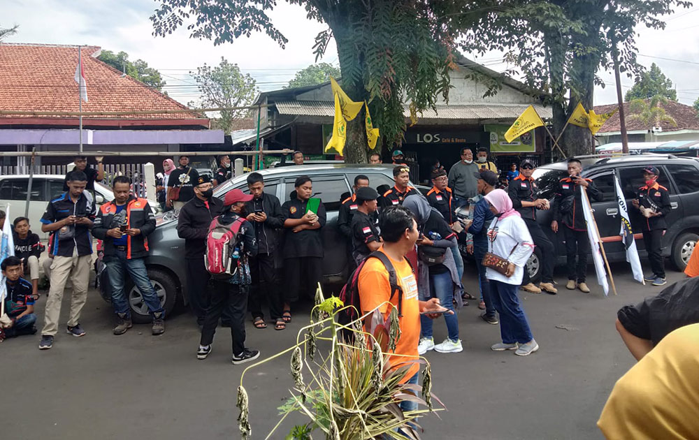 Massa Generasi Anti Narkoba Nasional (GANN) Jember saat menggelar aksi damai di Polres Jember, Senin (13/6/2022).
