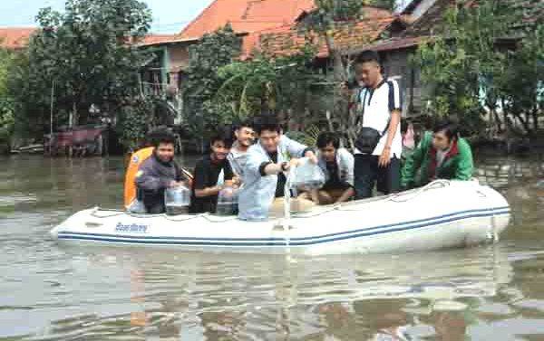 Tim KLH menguji kualitas air Kali Surabaya. (foto: istimewa)