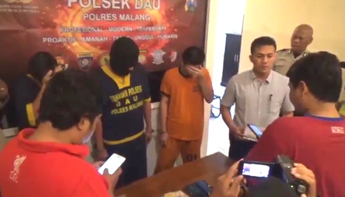 Perwira Unit Reserse Kriminal (Panit Reskrim) Polsek Dau Ipda Agus Yulianto saat menggelar rilisnya.