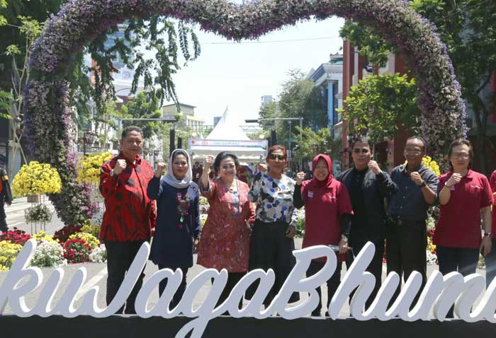 Tampak Megawati ditemani Puti Guntur Soekarno foto bersama Wakil Ketua MPR Ahmad Basarah, Menteri Dalam Negeri Tjahjo Kumolo, Menteri Kelautan dan Perikanan Susi Pudjiastuti, anggota DPR RI Nursyirwan Sudjono, dan Wakil Wali Kota Surabaya Whisnu Sakti Buana.