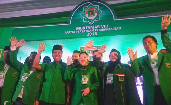 Ketua Umum PPP terpilih Muhammad Romahurmuziy bersama pendukung dan panitia muktamar PPP ke-VIII,  di Jakarta, 9 April 2016. foto: tempo
