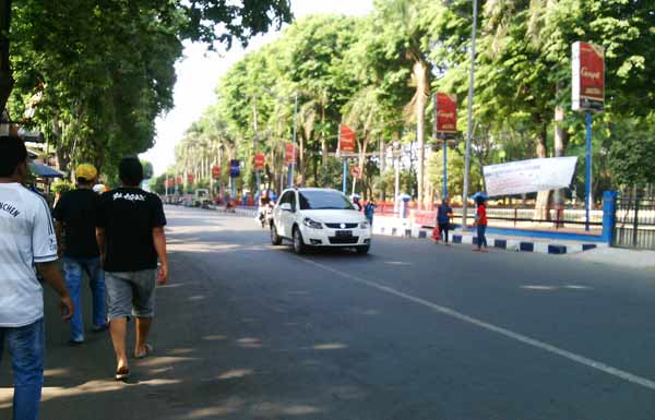 BEBAS. Jalan KH Hasyim Asyari di dekat alun-alun Bojonegoro kini bebas untuk roda dua. Sebelumnya Dishub memberlakukan jalan tersebut hanya satu arah untuk roda empat maupun roda dua. Foto: Eky Nurhadi/BANGSAONLINE