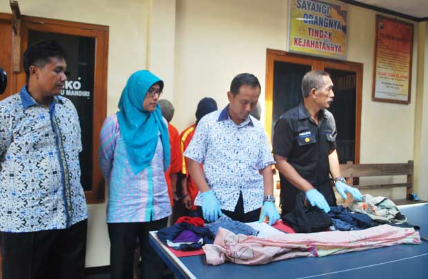 Barang bukti yang berhasil diamankan dari korban dan tersangka. foto: ZAINAL ABIDIN/ BANGSAONLINE