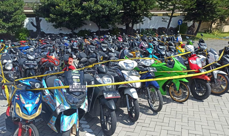 Ratusan motor hasil razia diparkir di halaman kantor Satlantas Polresta Sidoarjo di Jalan Raya Kombes Pol M. Duryat Sidoarjo.