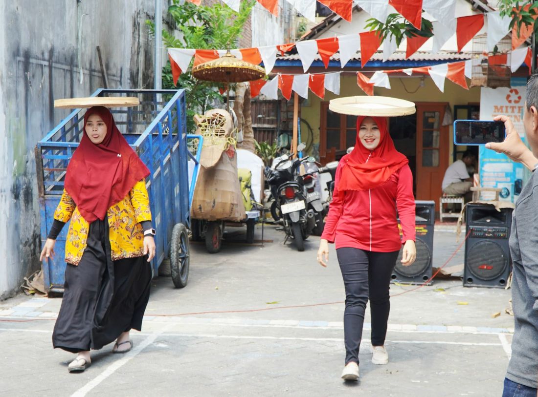 Ning Lia saat mengikuti lomba nyunggi tempe