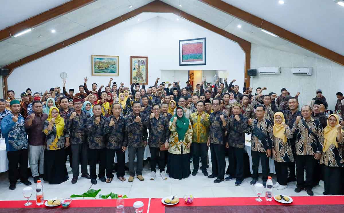 Wakil Bupati Gresik, Aminatun Habibah, bersama para kepala dan perangkat desa se-Kecamatan Panceng saat bimtek. Foto: Ist
