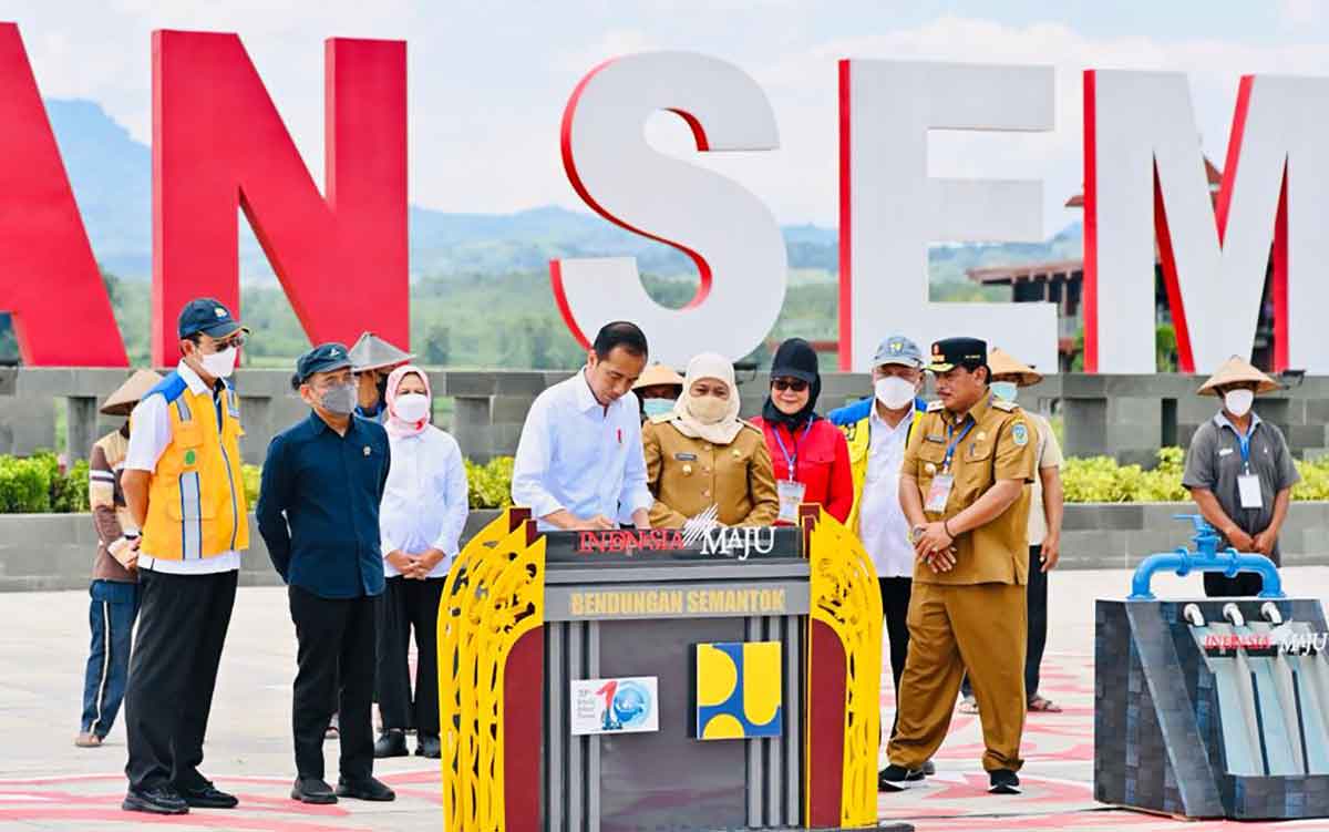 Presiden Jokowi saat menandatangani prasasti di Bendungan Semantok didampingi Gubernur Khofifah dan Plt Bupati Nganjuk, Marhaen Djumadi.