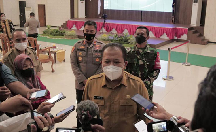 Bupati Jember Hendy Siswanto saat memberikan keterangan pers.