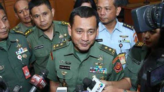 Kapuspen TNI Mayor Jenderal Tatang Sulaiman memberikan keterangan kepada wartawan.