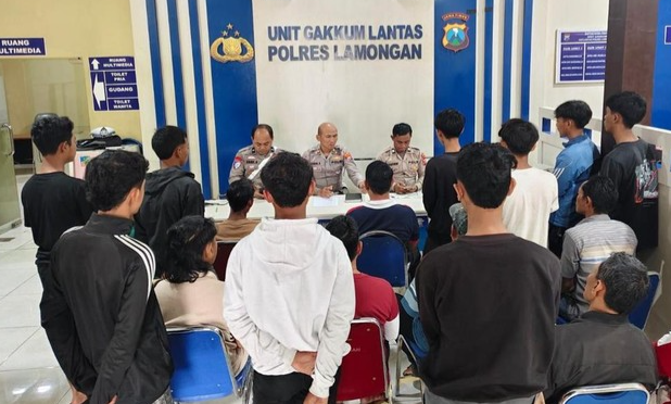 Orang tua dan remaja yang terlibat balap liar saat diberi pembinaan oleh Satlantas Polres Lamongan