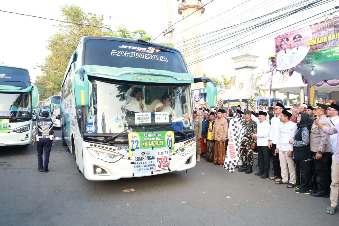 Wabup Fauzan Jakfar saat memberangkatkan jemaah haji asal Bangkalan yang tergabung dalam kloter 72 dan 73 SUB