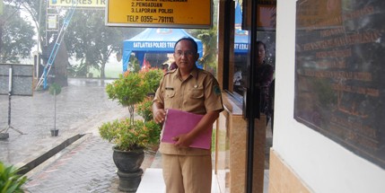 Meigik Sugiharto saat melaporkan Surani. (Herman/BANGSAONLINE)
