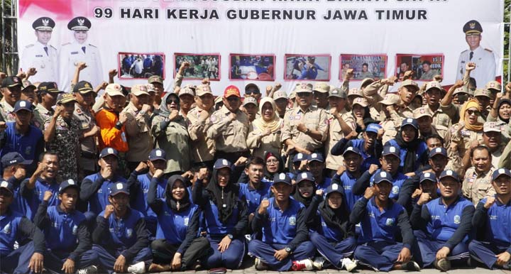 Heru Tjahjono (topi merah) Sekdaprov Jatim pada acara Simulasi dan Apel Kesiapsiagaan Bencana Pengembangan Kampung Siaga Bencana (KSB) Berdaya di Alun-Alun Trenggalek, Sabtu (4/5)